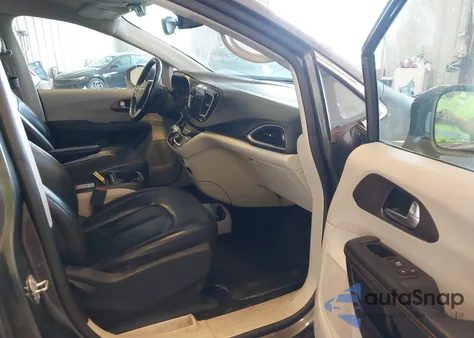 2017 Chrysler Pacifica Touring-L z USA, uszkodzony, nr VIN 2C4RC1BG0HR510851